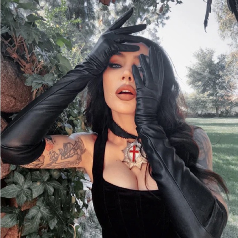 La Femme En Noir Faux Leather Opera Gloves